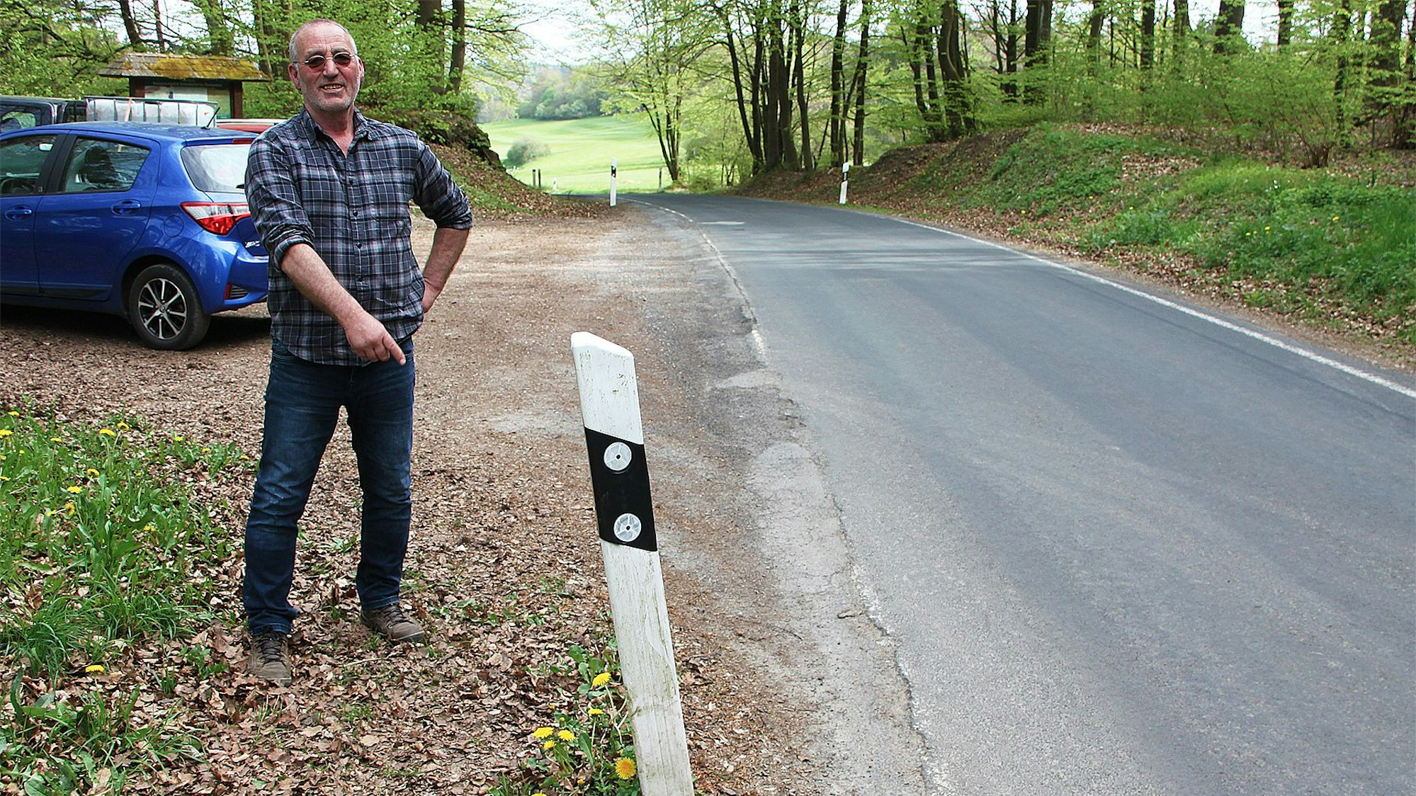 Landwirt Günter Wagner an der Stelle, an der er am 19. Dezember 2022 einer Frau das Leben rettete.