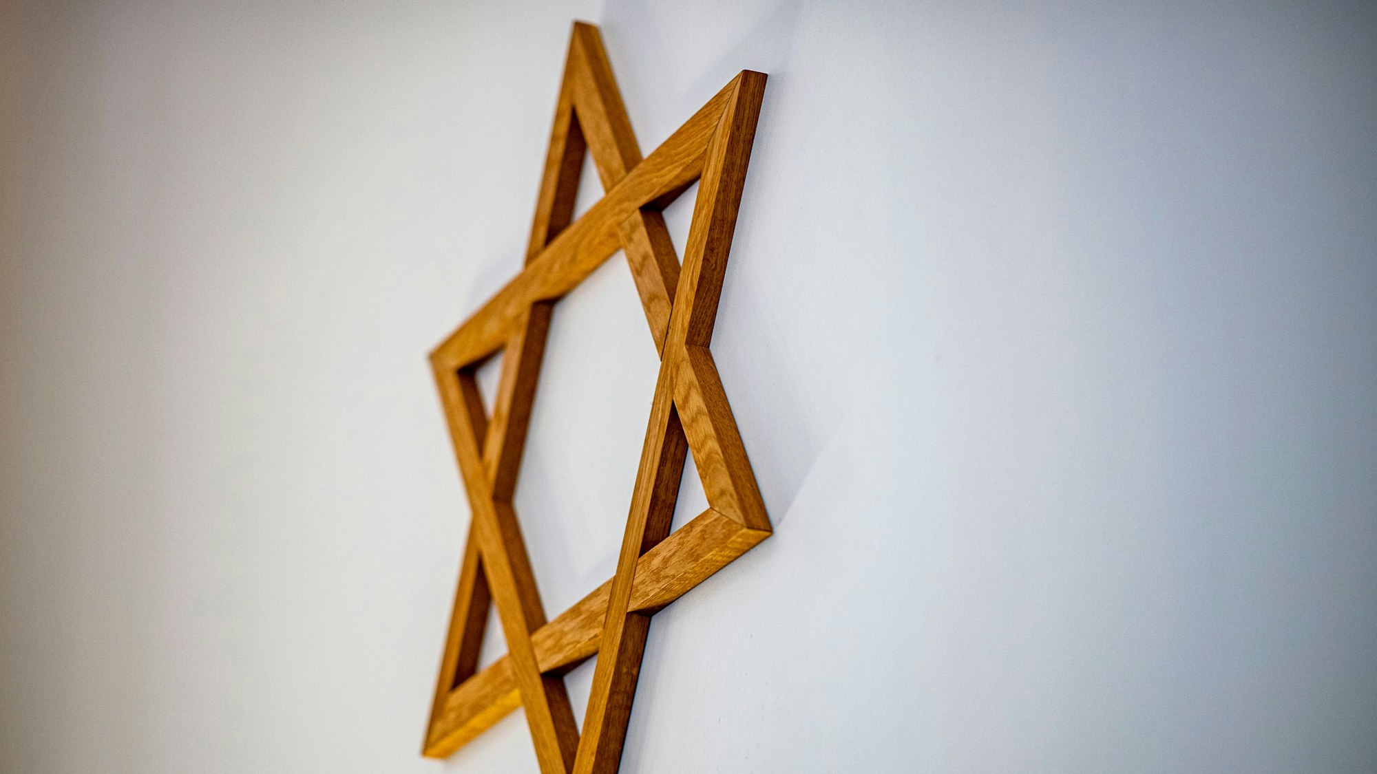 NRW: Ein Davidstern hängt an einer Wand im Gebetsraum der Neuen Synagoge. (Symbolbild)