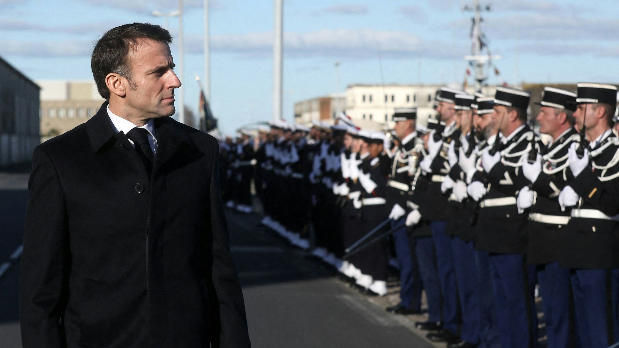 Emmanuel bei einem Besuch eines französischen Marinestützpunktes in Cherbourg. Der französische Präsident hat zwei Gründe für eine mögliche Entsendung von Truppen in die Ukraine benannt. (Archivbild)