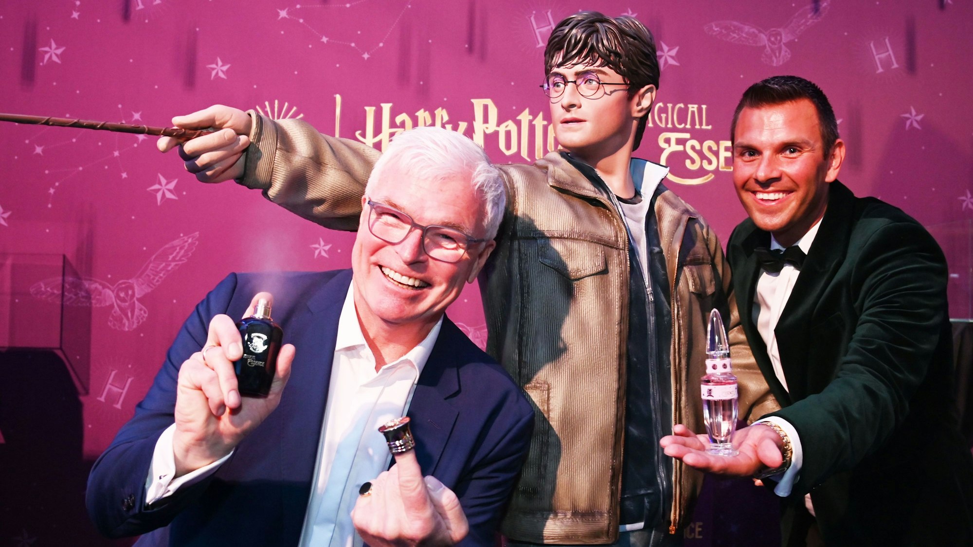 Die Kölner Kreateure Guido Schmitt (li.) und Daniel de Sain haben am Donnerstag (2. Mai) ihre Harry Potter-Parfums im „Odysseum“ vorgestellt.