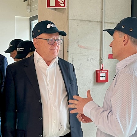 EU-Kommissar Nicolas Schmit lässt sich von Projektleiter Jürgen Wiedemann die neue Tablettenproduktion zeigen.