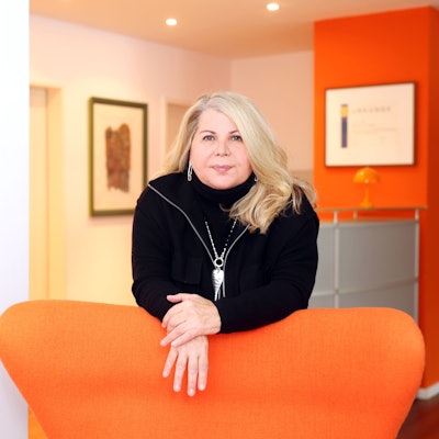 Simone Janssen betreibt seit mehr als 30 Jahren mit der „Wir 2 Partnertreff“ eine Partnervermittlung im Kölner Raum.