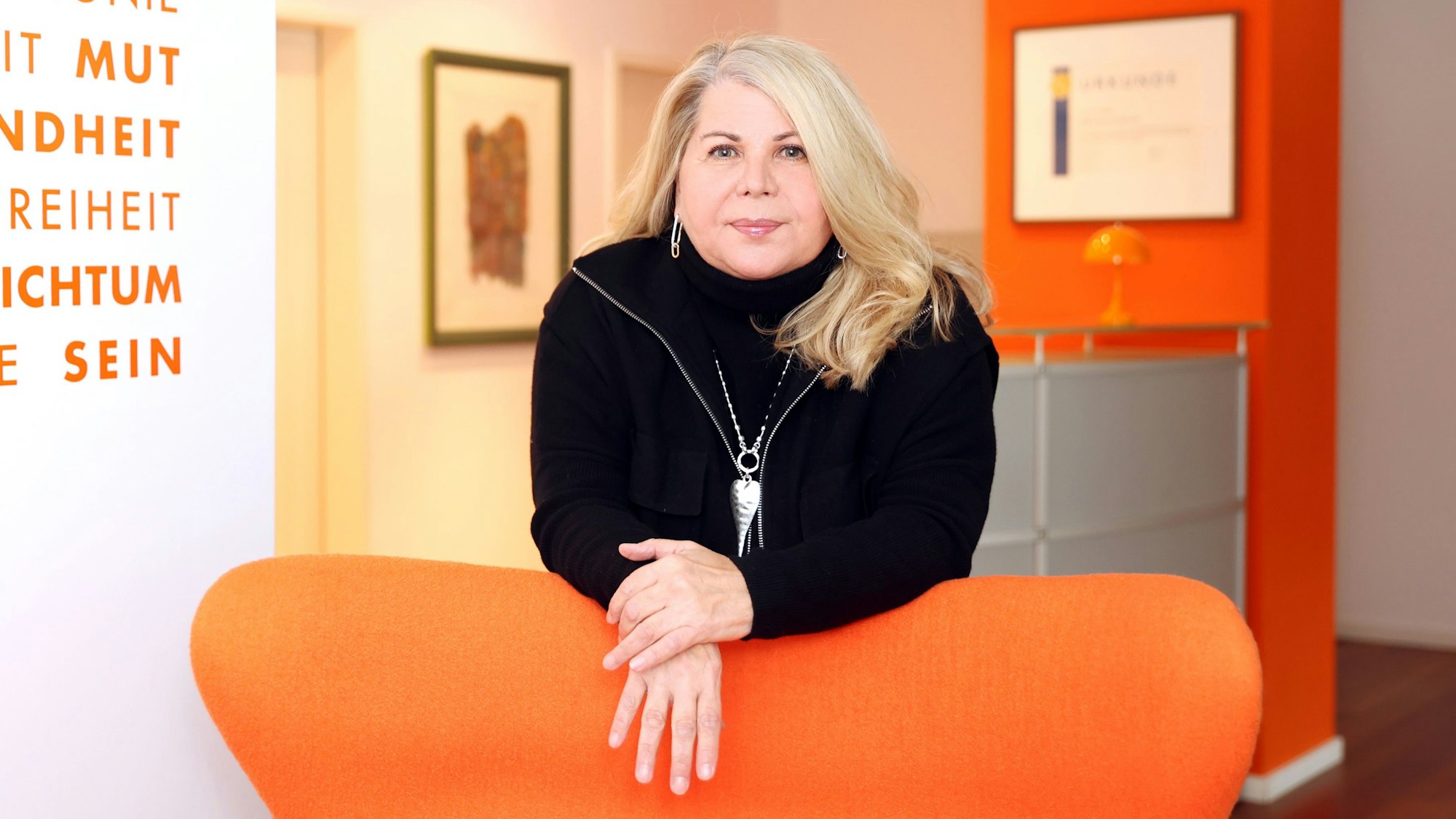 Simone Janssen betreibt seit mehr als 30 Jahren mit der „Wir 2 Partnertreff“ eine Partnervermittlung im Kölner Raum.