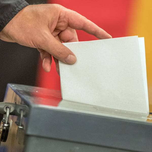 Ein Wähler wirft seinen Stimmzettel in eine Wahlurne.