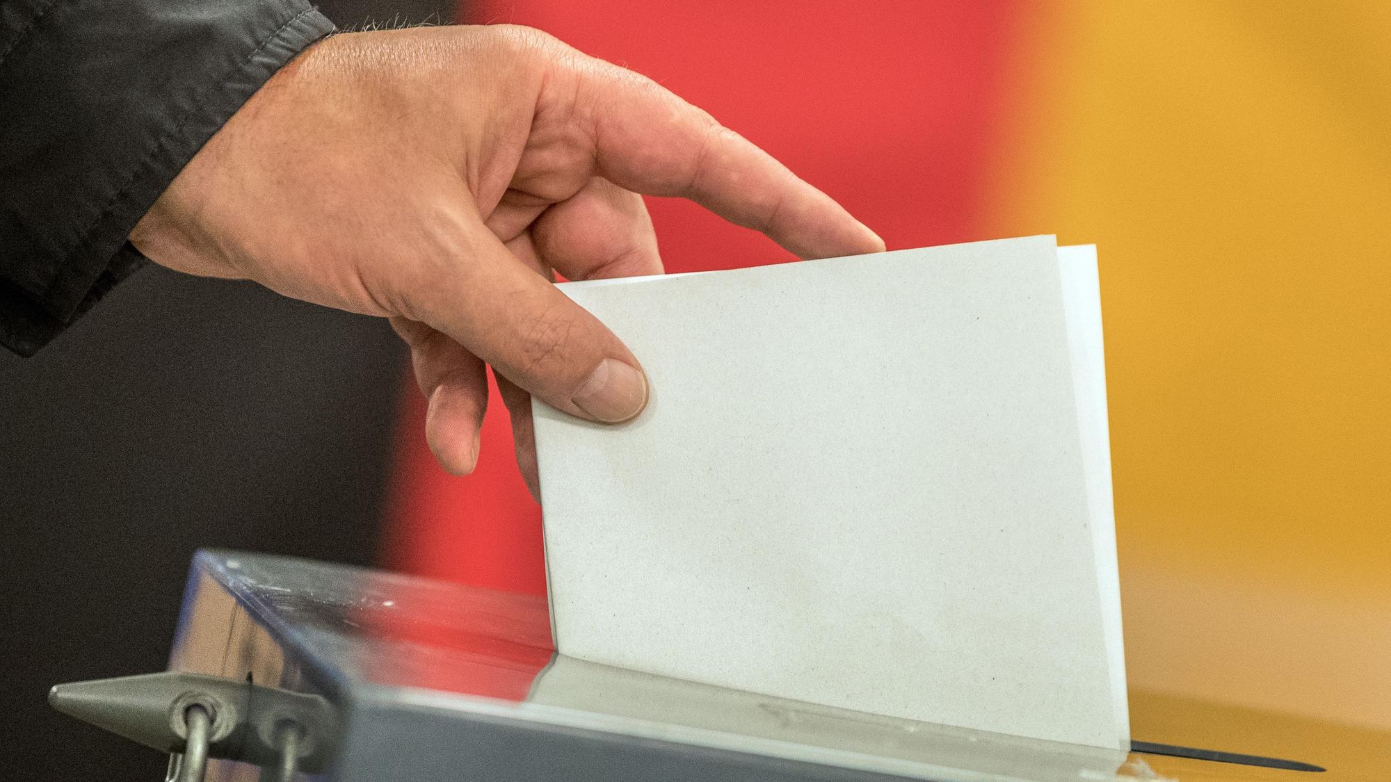 Ein Wähler wirft seinen Stimmzettel in eine Wahlurne.
