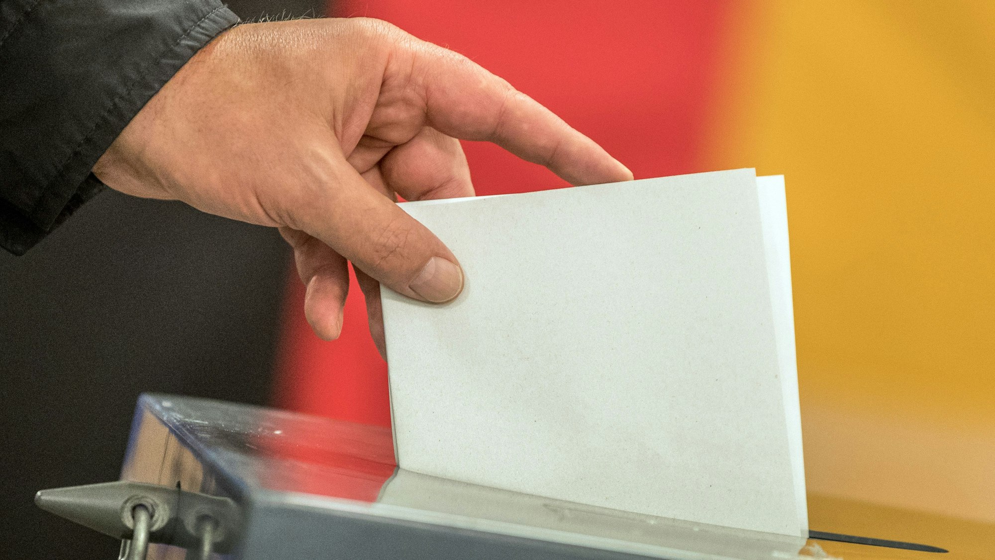 Ein Wähler wirft seinen Stimmzettel in eine Wahlurne.