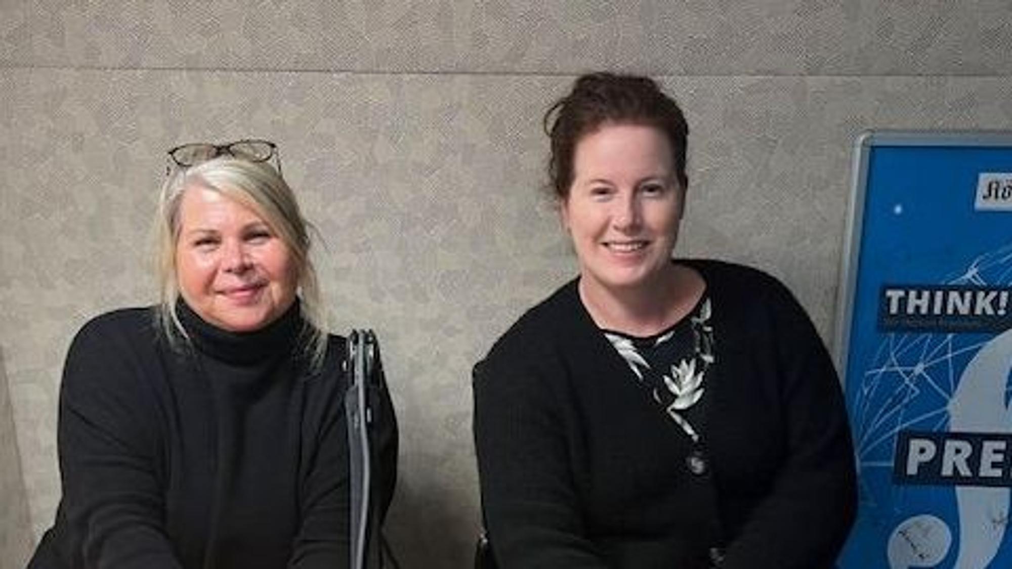 Simone Janssen und Sarah Brasack im Podcast-Studio der Redaktion