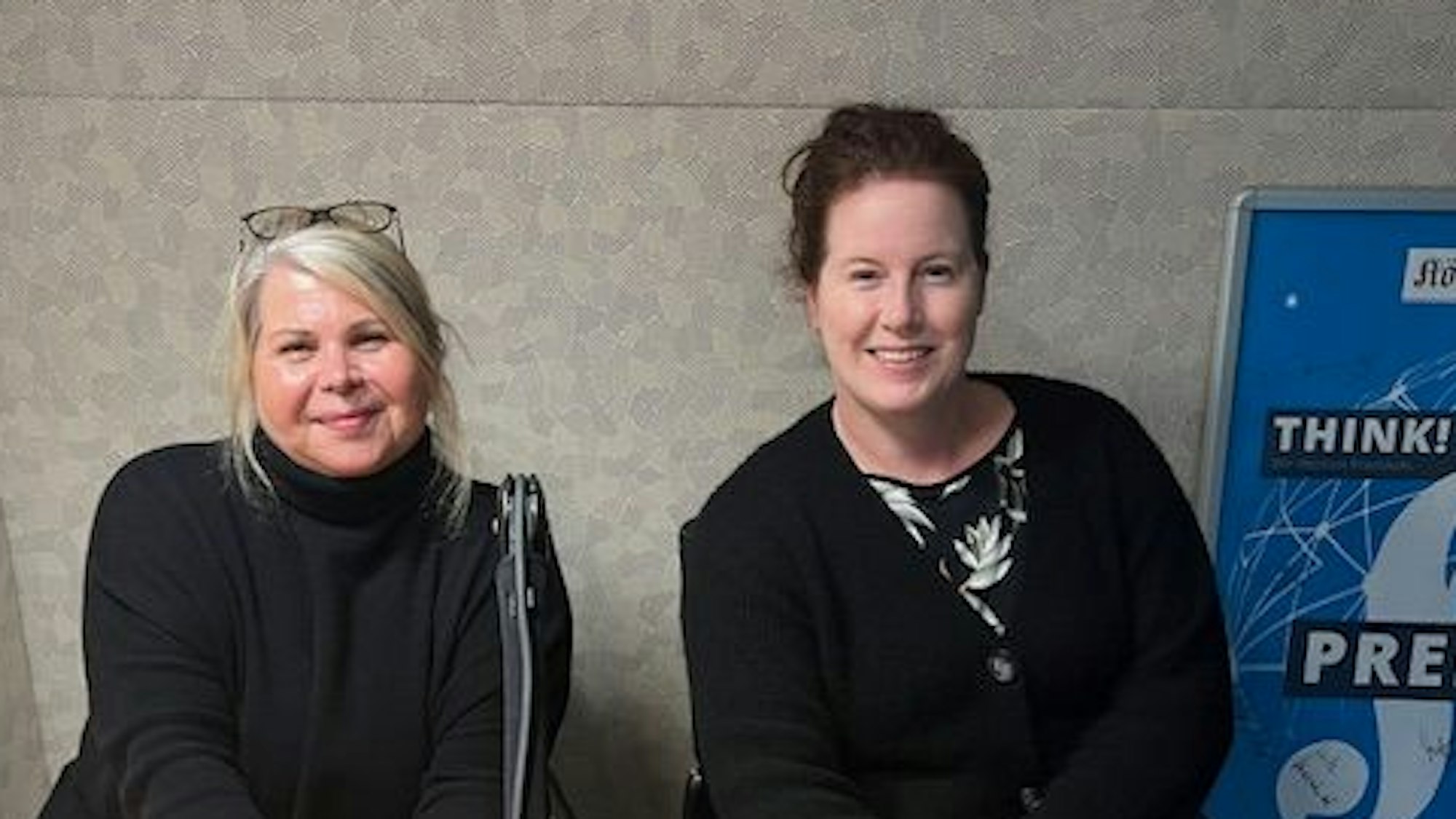 Simone Janssen und Sarah Brasack im Podcast-Studio der Redaktion