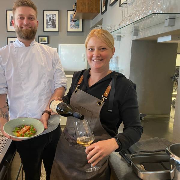 Markus Sprenger und seine Schwester Maike Endert stehen im Restaurant „Der Hof“ in Schildgen