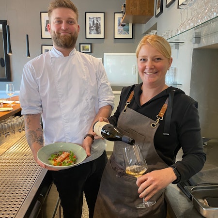 Markus Sprenger und seine Schwester Maike Endert stehen im Restaurant „Der Hof“ in Schildgen