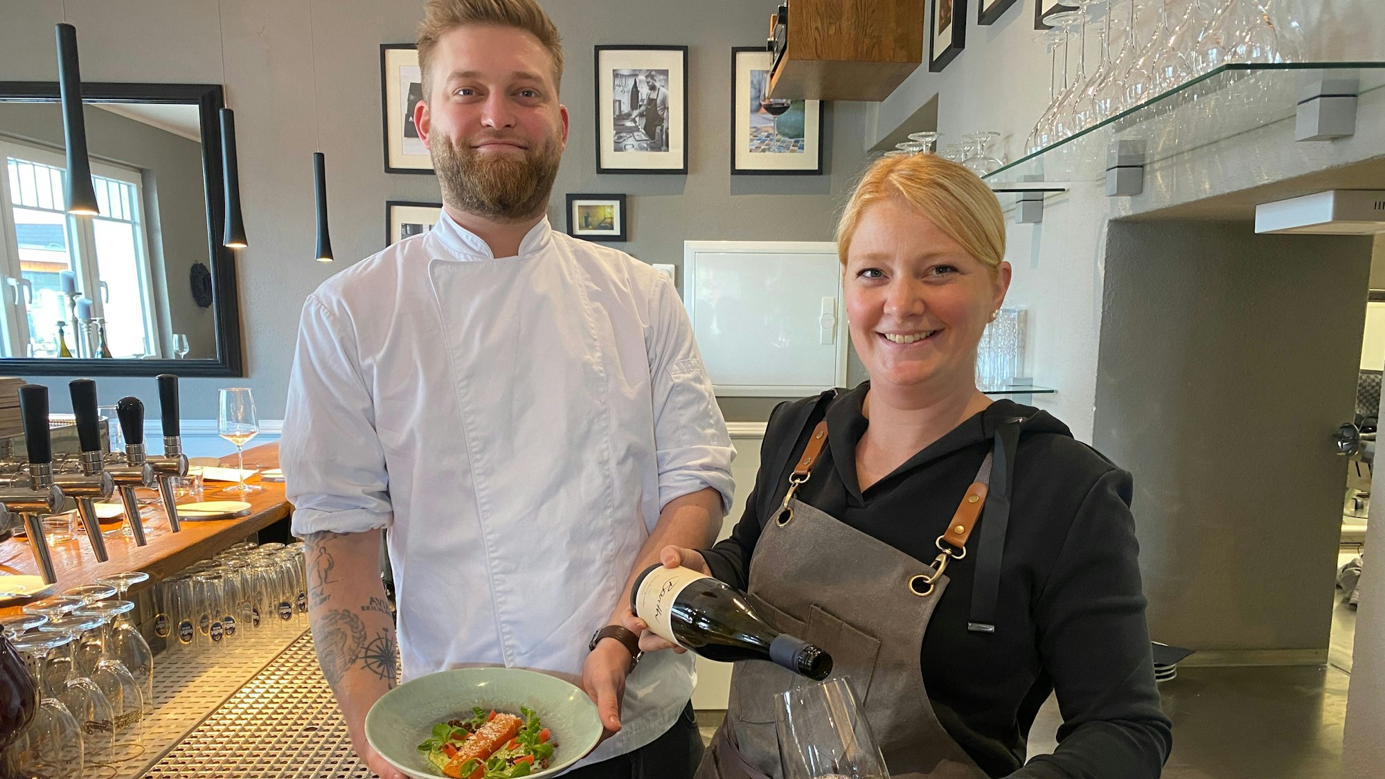 Markus Sprenger und seine Schwester Maike Endert stehen im Restaurant „Der Hof“ in Schildgen