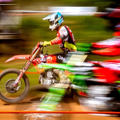 Das Bild zeigt zwei Motocross-Fahrer während des Rennens.