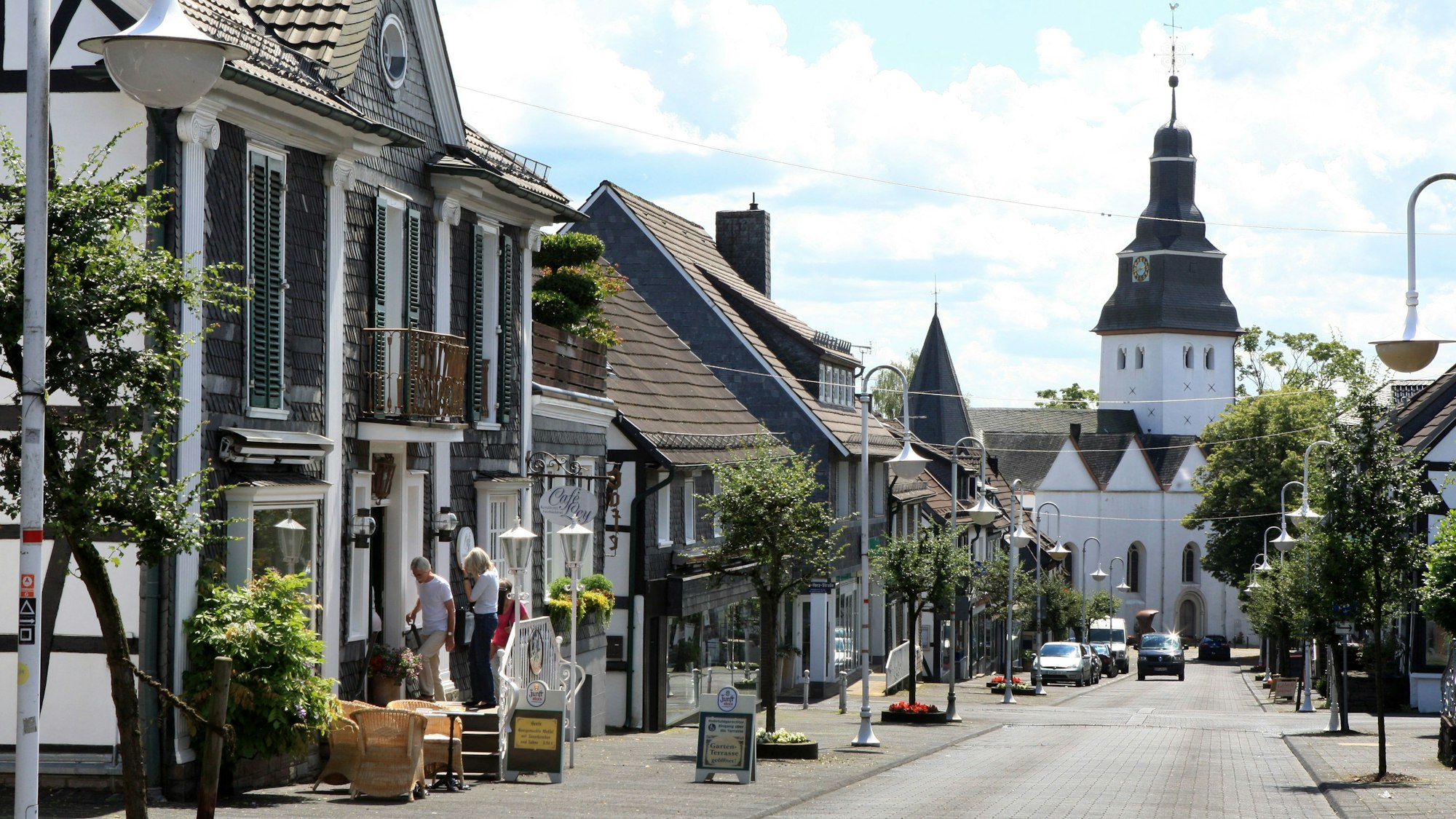 Zentrum von Nümbrecht, kleine Straße mit Kirche im HIntergrund