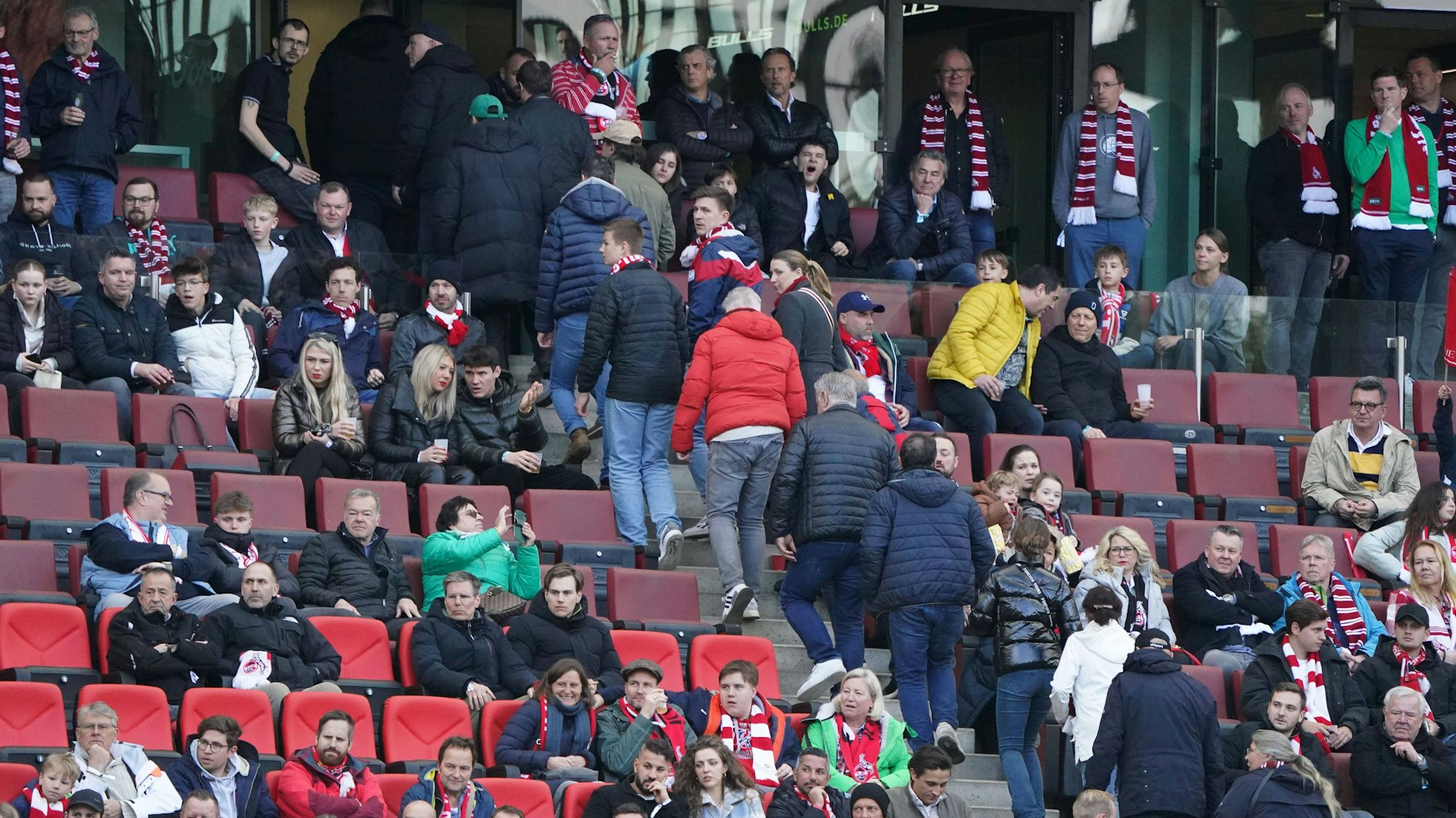 Fans verlassen enttäuscht vor Spielende die Tribüne des Rhein-Energie-Stadions.