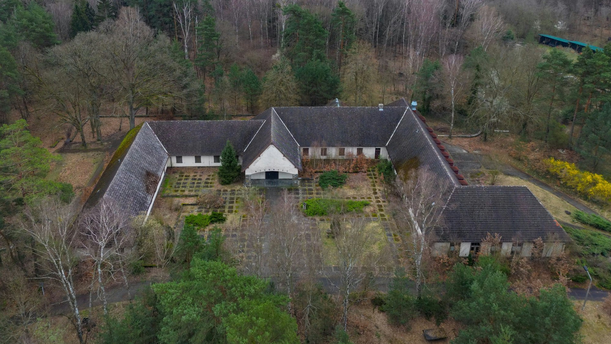 Die ehemalige Villa von Reichspropagandaminister Joseph Goebbels am Bogensee in der Gemeinde Wandlitz nördlich von Berlin. Das Gebäude verfällt seit mehreren Jahrzehnten.