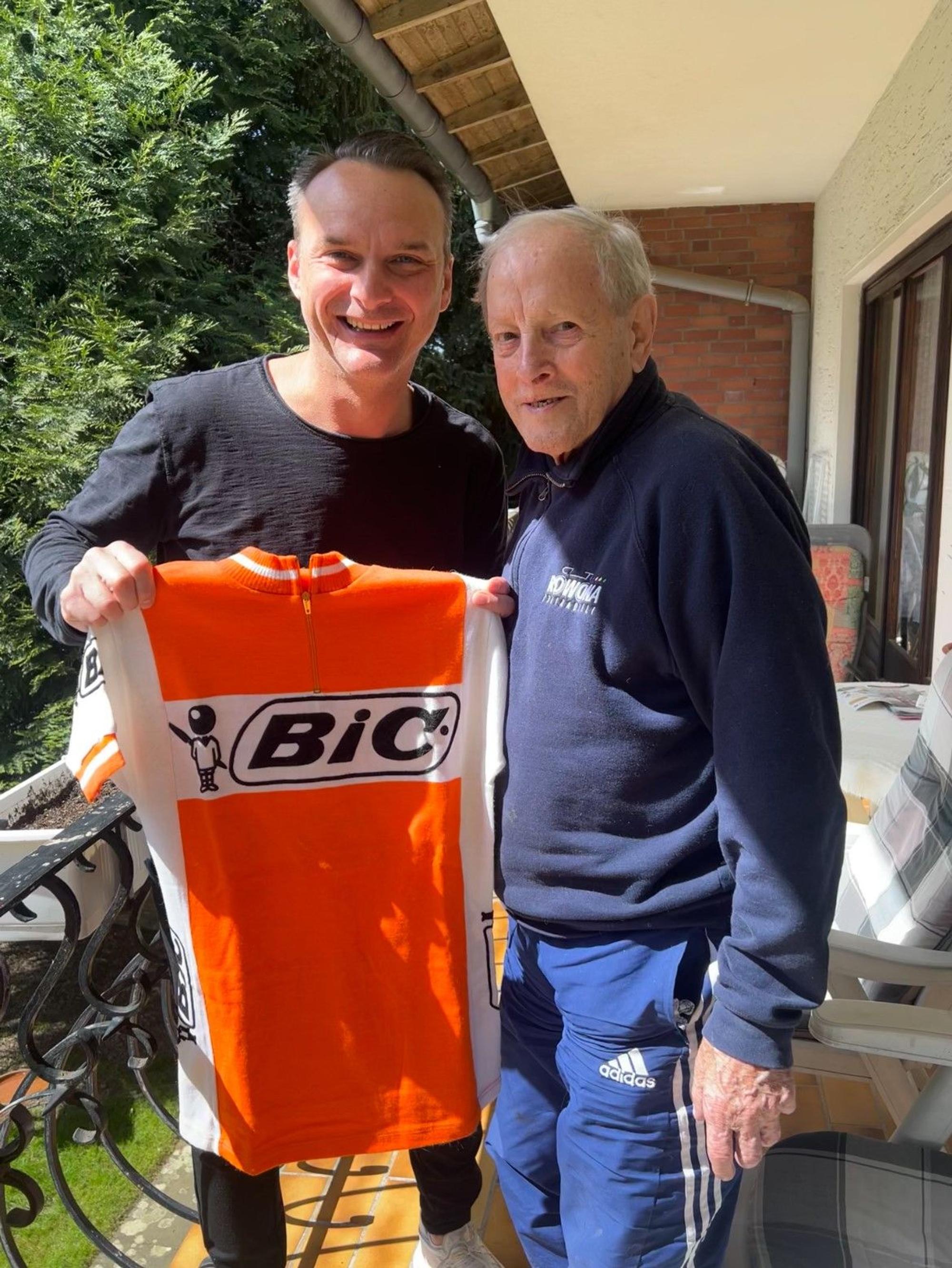 Holger Kirsch und Rolf Wolfshohl mit Trikot