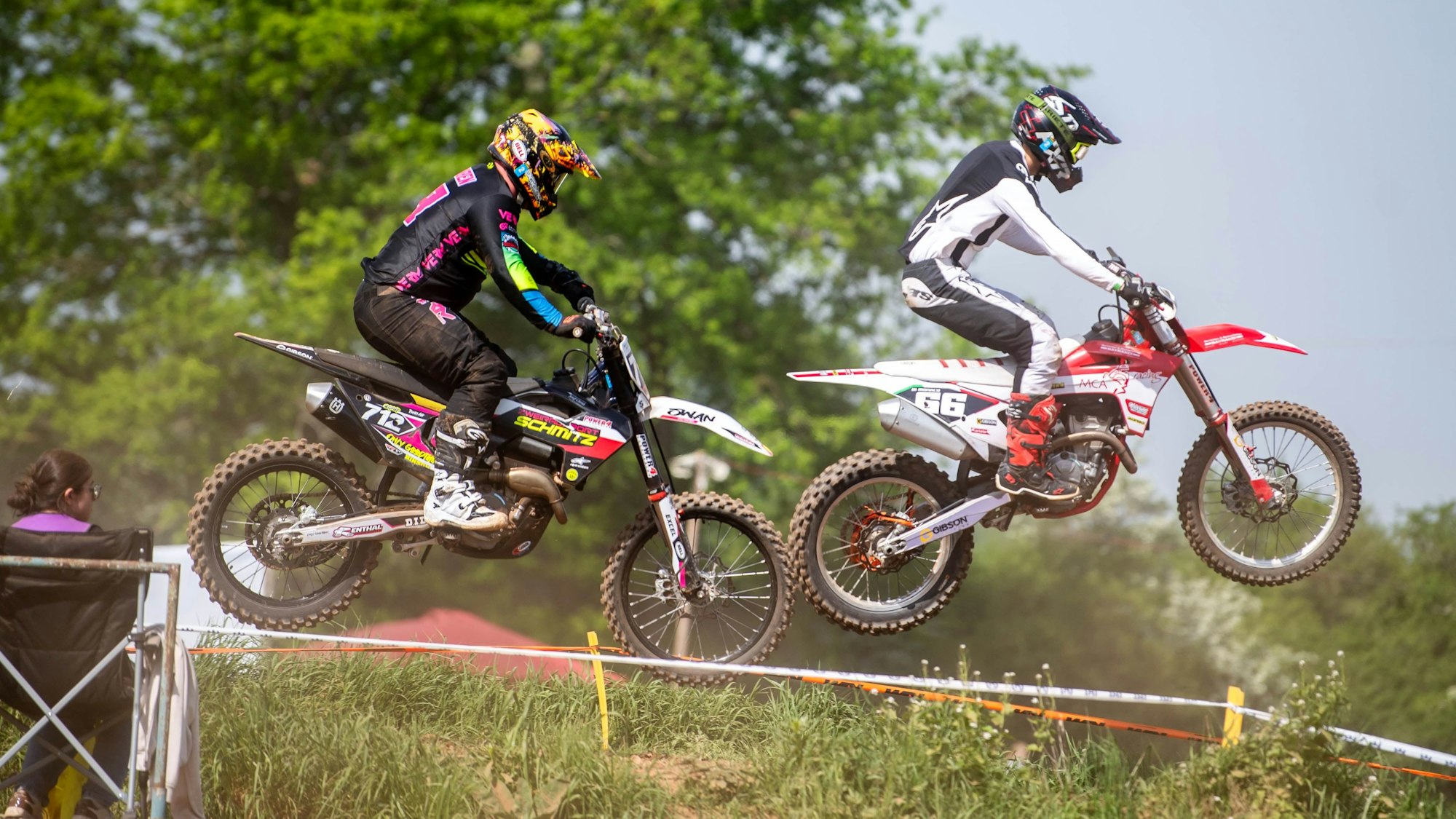 Das Bild zeigt die beiden Motocross-Piloten beim Sprung.