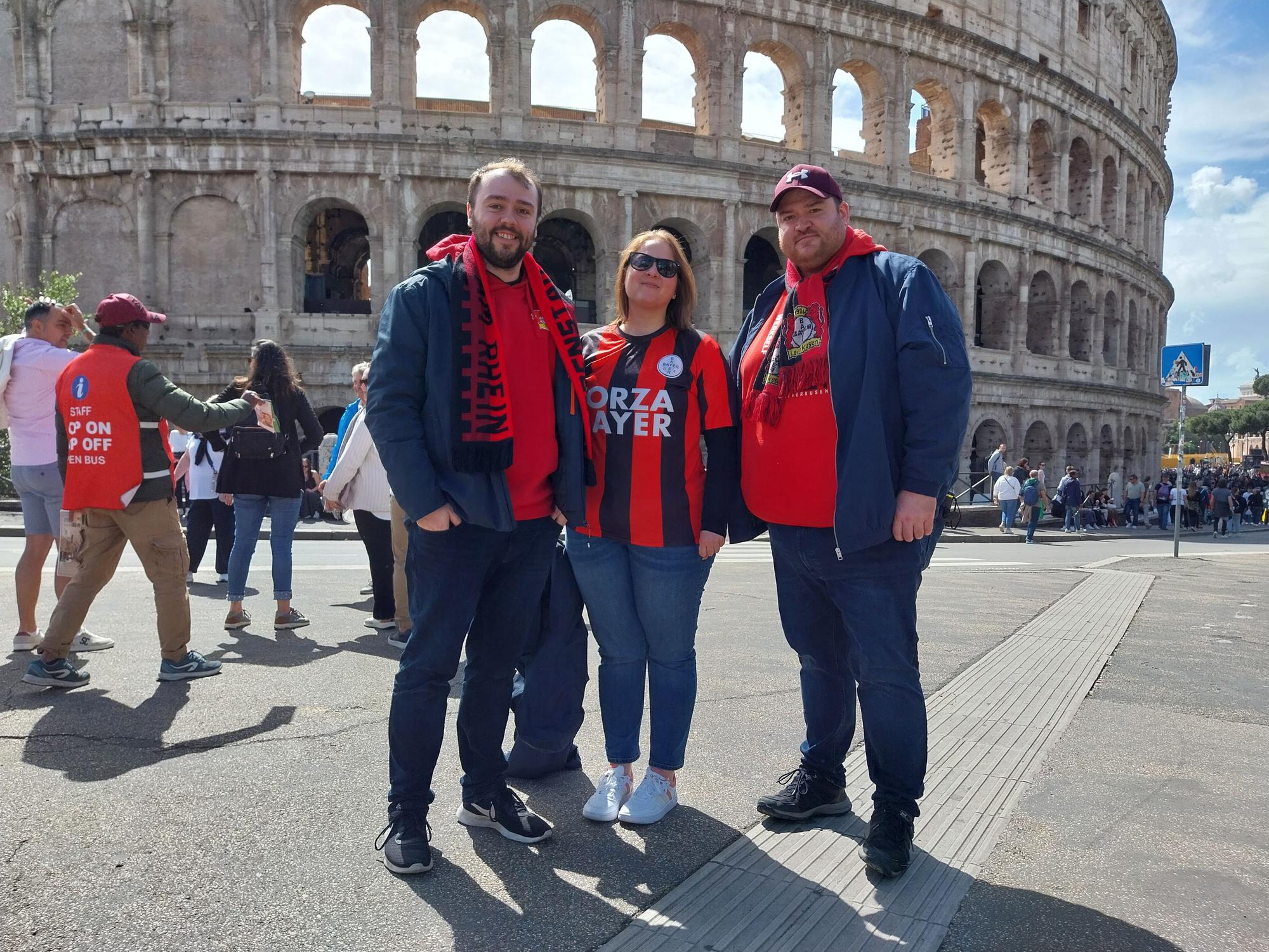 Malte (l.) und Jesper Goebel aus Leverkusen und Nadine Eimüller aus Burscheid vor dem Kolosseum. Sie machen eine Sightseeing-Tour im Schnelldurchlauf, bevor es zum Stadion geht.