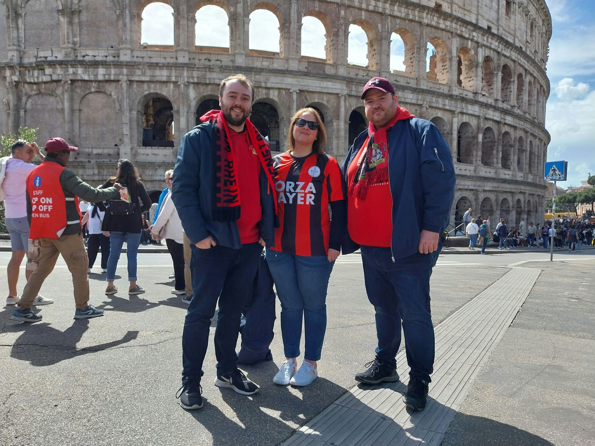 Malte (l.) und Jesper Goebel aus Leverkusen und Nadine Eimüller aus Burscheid vor dem Kolosseum. Sie machen eine Sightseeing-Tour im Schnelldurchlauf, bevor es zum Stadion geht.