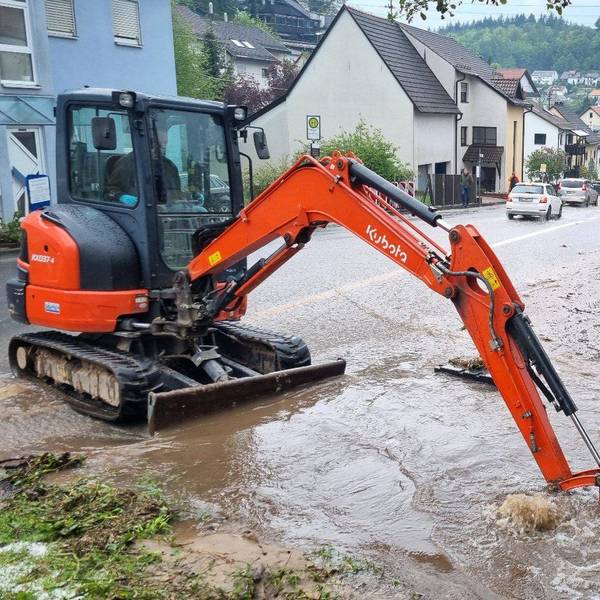 Ein Bagger versucht im baden-württembergischen Schriesheim einen übergelaufenen Bach freizuschaufeln. Schwere Unwetter haben in weiten Teilen Deutschlands Überflutungen, Hochwasser und teilweise sogar Katastrophenalarm ausgelöst.