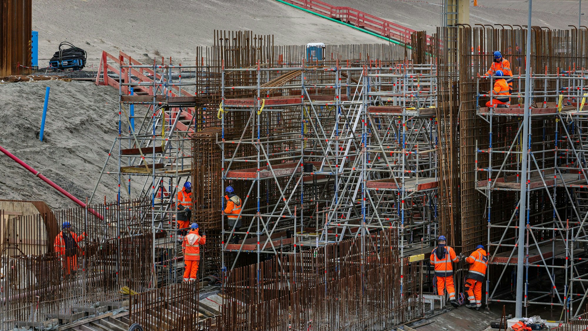 ARCHIV - 24.01.2024, Schleswig-Holstein, Fehmarn: Blick auf die Bauarbeiten der Ostseetunnel-Baustelle in Puttgarden auf der Insel Fehm (zu dpa: «Arbeitgeber lassen Schlichtung am Bau scheitern - Streiks kommen») Foto: Ulrich Perrey/dpa +++ dpa-Bildfunk +++