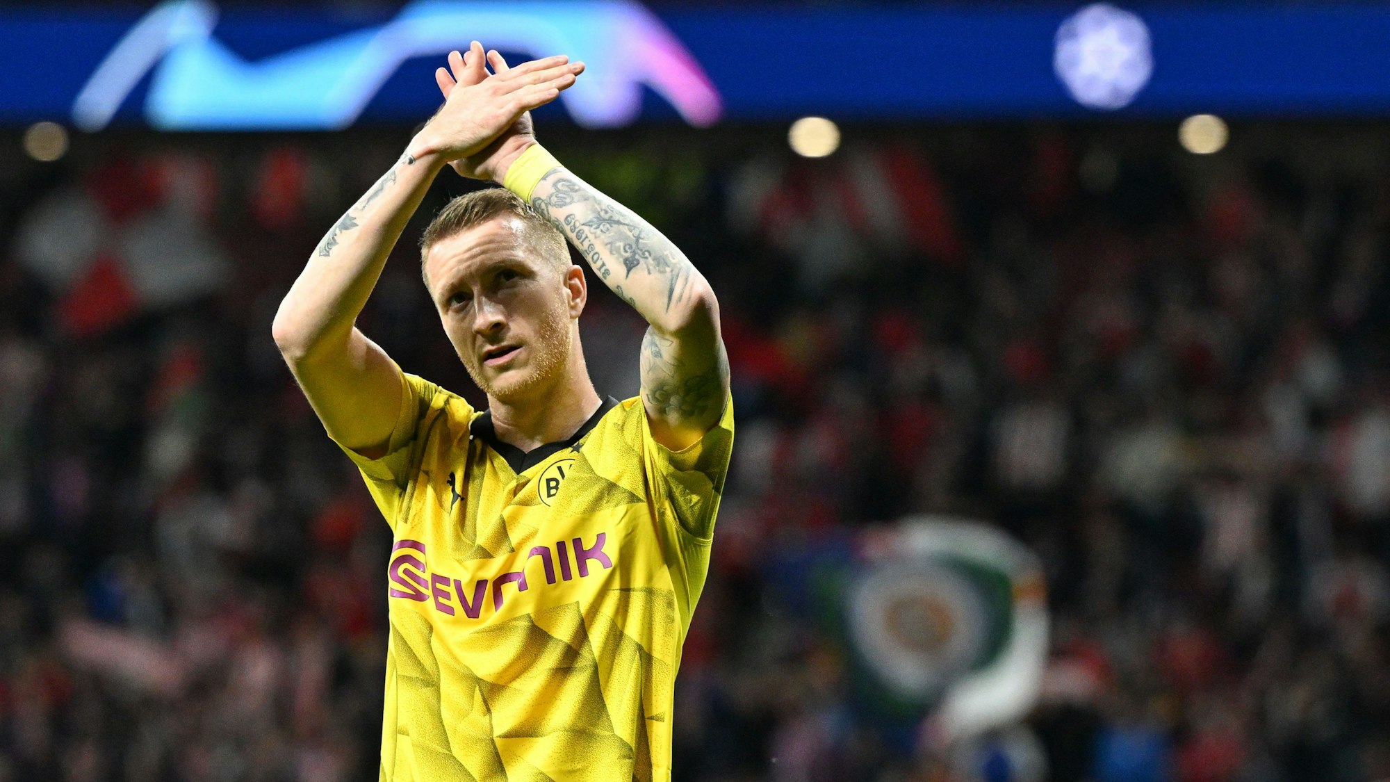 Dortmunds Marco Reus applaudiert in Richtung der BVB-Fans.