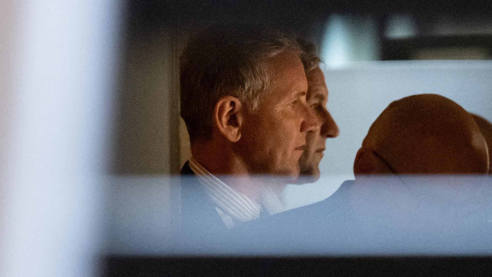 03.05.2024, Sachsen-Anhalt, Halle (Saale): Björn Höcke, Vorsitzender der Thüringer AfD, steht nach Ende des Verhandlungstages in einem Fahrstuhl. Ihm wird vorgeworfen, Kennzeichen verfassungswidriger und terroristischer Organisationen verwendet zu haben. Foto: Hendrik Schmidt/dpa-Pool/dpa +++ dpa-Bildfunk +++