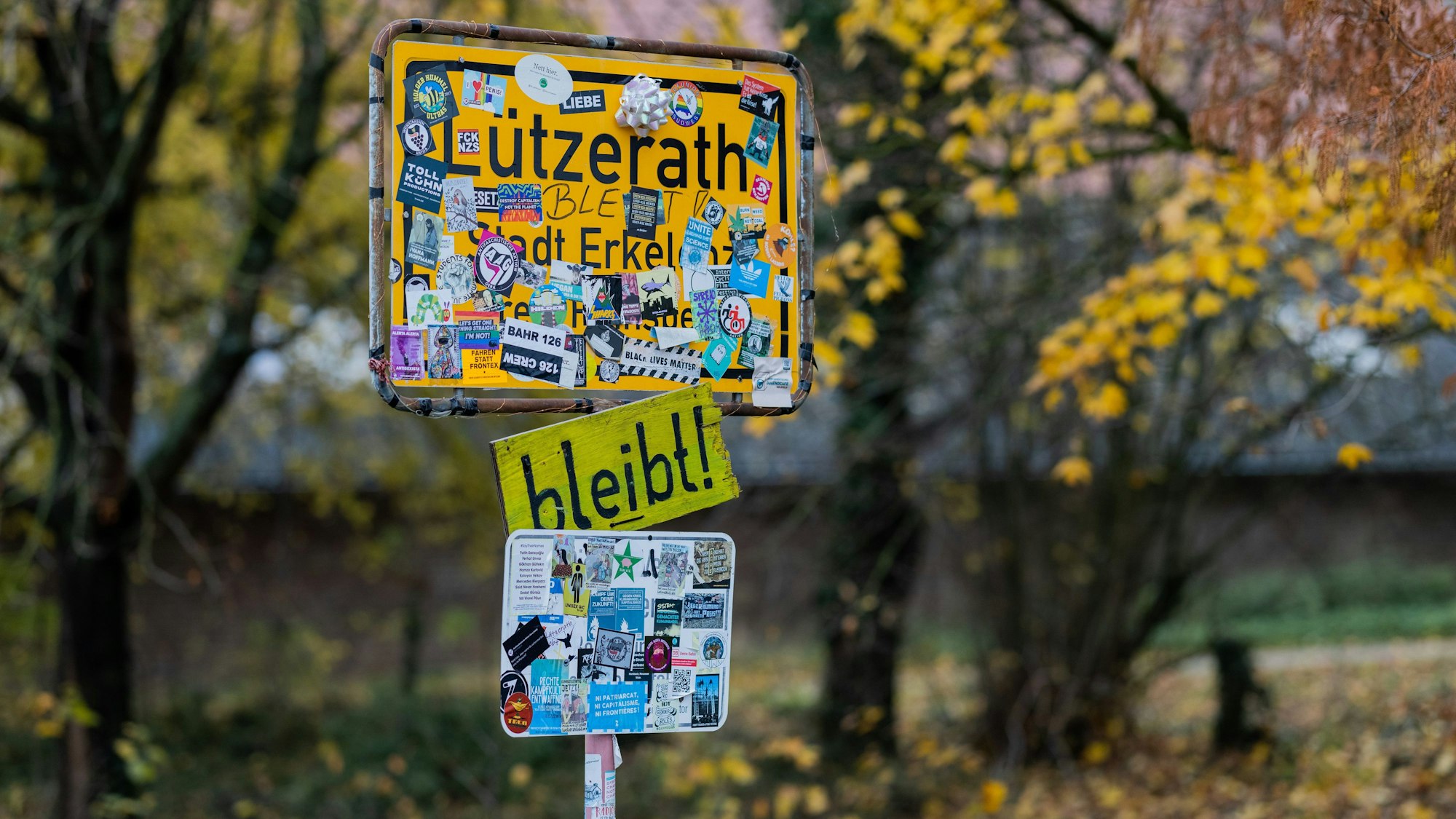 Das Ortsschild von Lützerath im Protestcamp von Umweltaktivisten vor der Räumung.