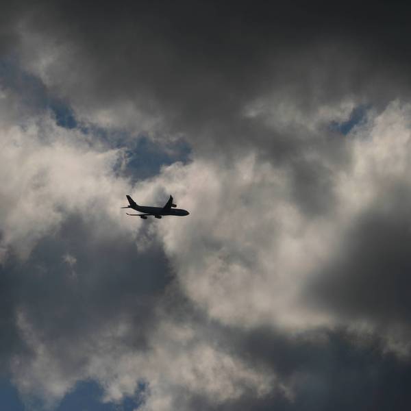 Ein Flugzeug fliegt inmitten eines Unwetters am Himmel in mehrere Gewitterwolken hinein. (Symbolbild)
