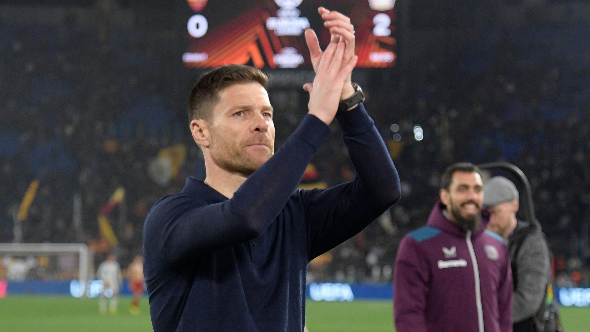 Leverkusens Cheftrainer Xabi Alonso applaudiert den Fans nach dem Halbfinal-Hinspiel der Europa League zwischen AS Rom und Bayer Leverkusen im Olympiastadion in Rom.