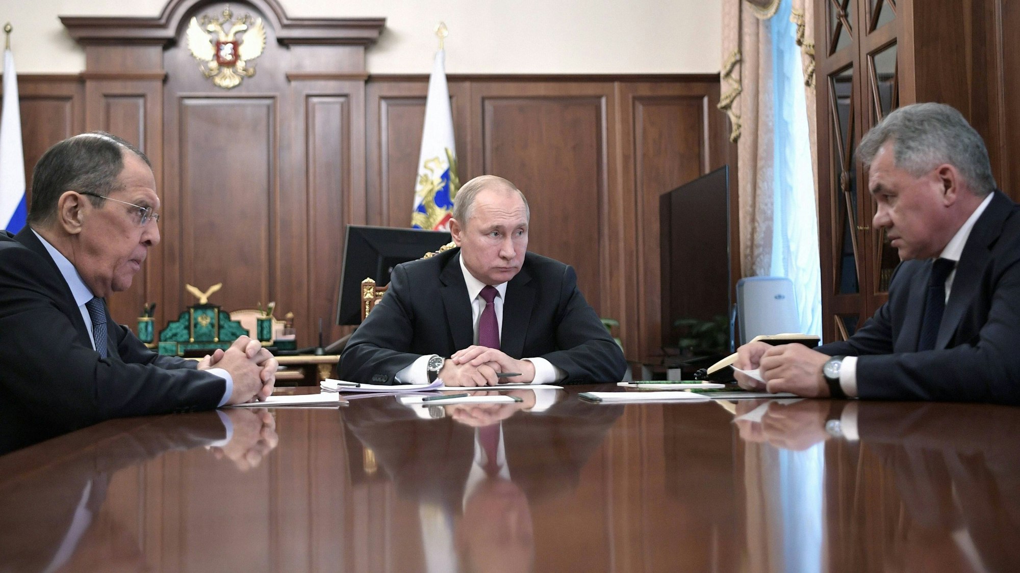 Langjährige Weggefährten: Außenminister Sergej Lawrow, Kremlchef Wladimir Putin und Verteidigungsminister Sergei Schoigu. Um die Zukunft der beiden Minister gibt es nun wilde Spekulationen. (Archivbild)