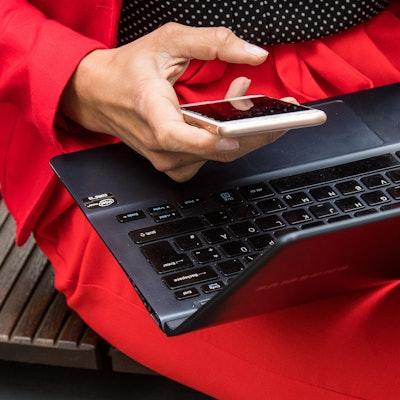 ILLUSTRATION - Zwei-Faktor-Authentisierung bei Log-ins: Diese Schutzmaßnahme bringt große Sicherheit. (zu dpa: «Identitätsdiebstahl: Diese 7 Tipps schützen Sie besser») Foto: Christin Klose/dpa-tmn/dpa - Honorarfrei nur für Bezieher des dpa-Themendienstes +++ dpa-Themendienst +++