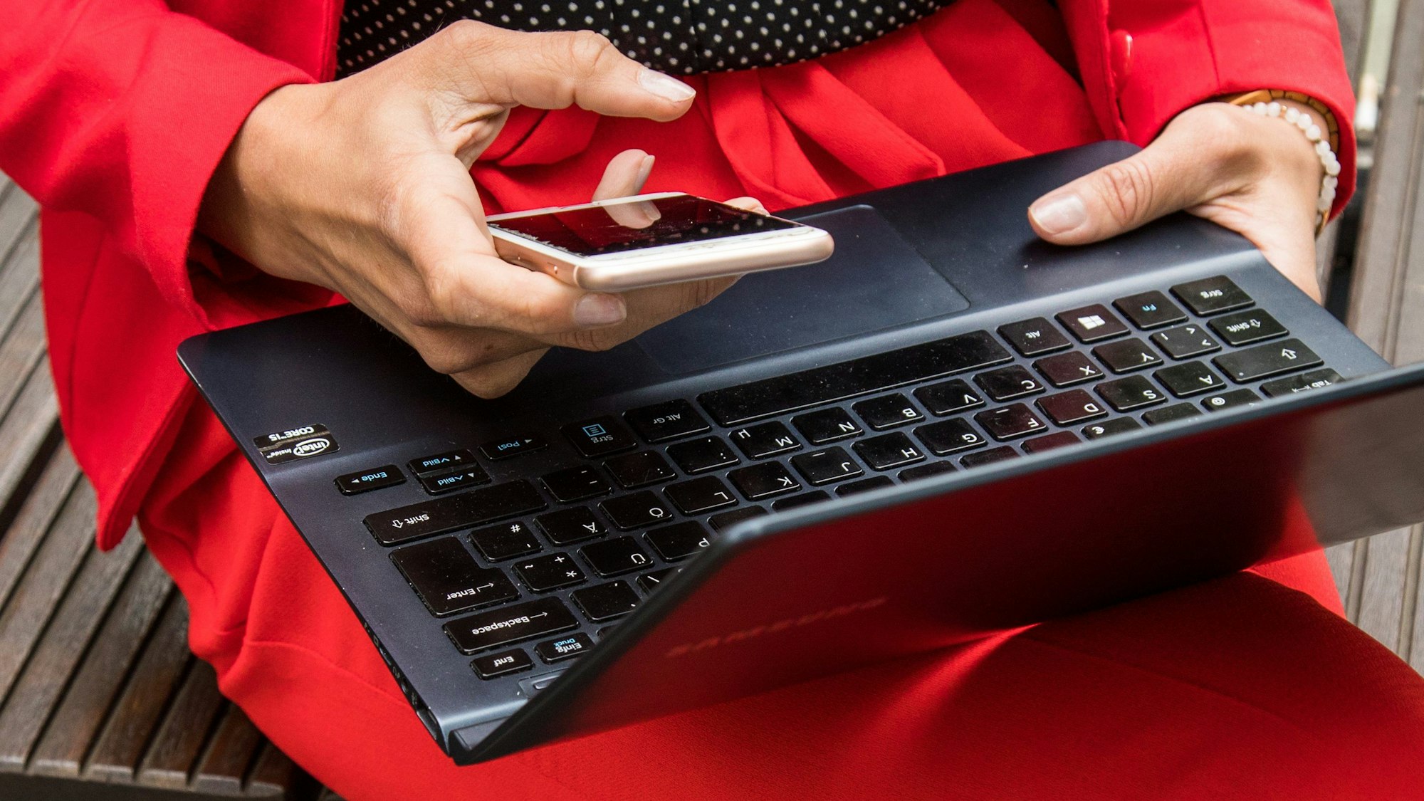 ILLUSTRATION - Zwei-Faktor-Authentisierung bei Log-ins: Diese Schutzmaßnahme bringt große Sicherheit. (zu dpa: «Identitätsdiebstahl: Diese 7 Tipps schützen Sie besser») Foto: Christin Klose/dpa-tmn/dpa - Honorarfrei nur für Bezieher des dpa-Themendienstes +++ dpa-Themendienst +++