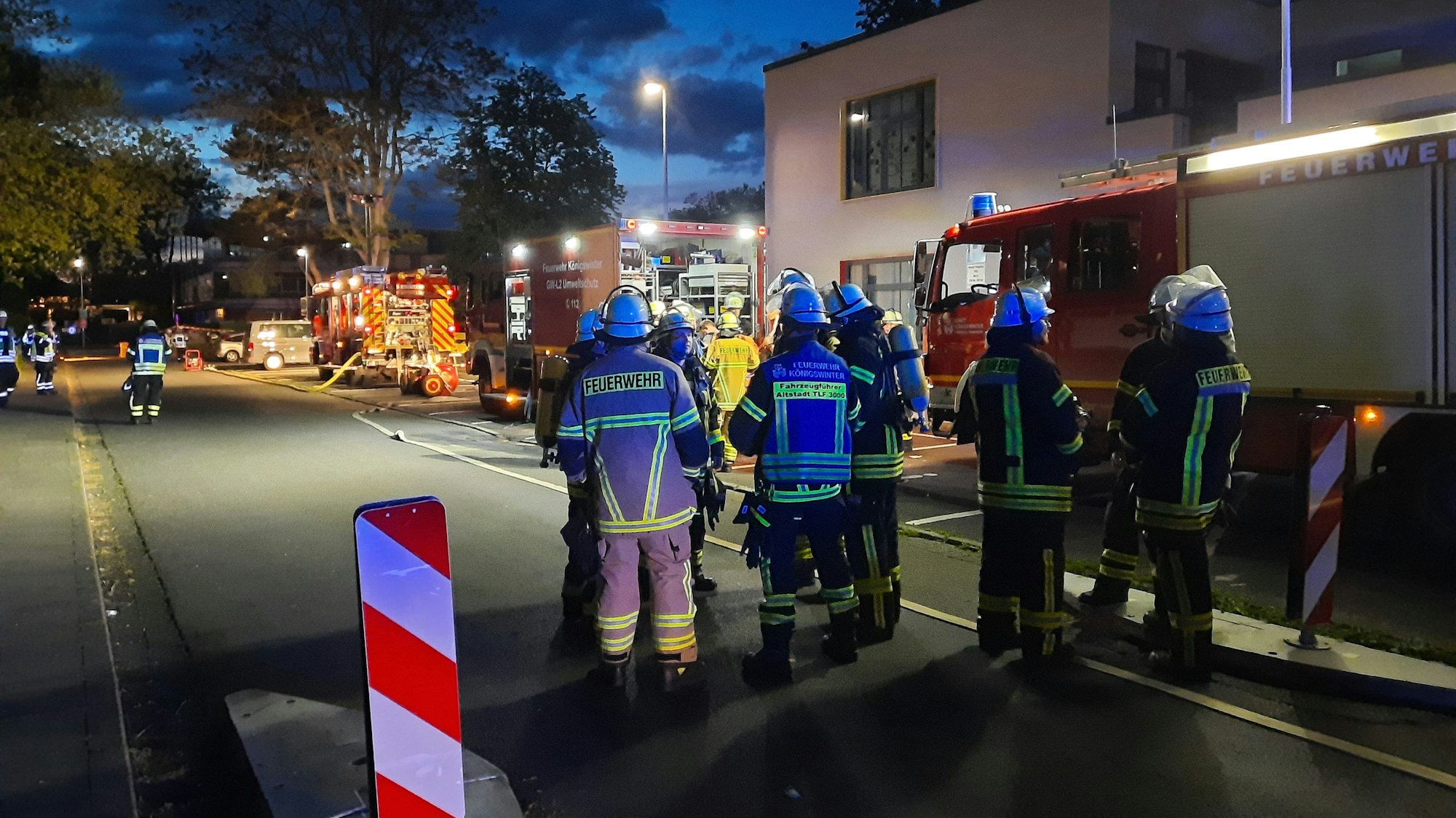 Feuerwehrleute stehen vor dem Hallenbad.