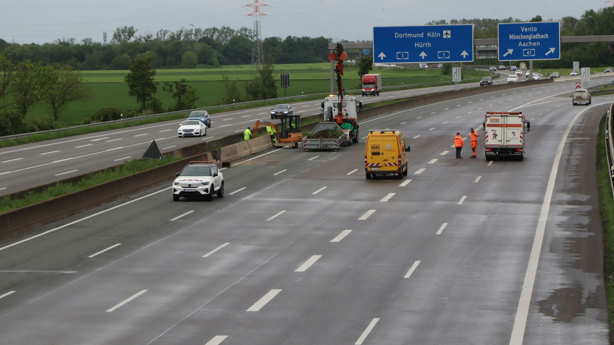 Auf dem Foto ist zu sehen, wie die A 61 gereinigt wird.
