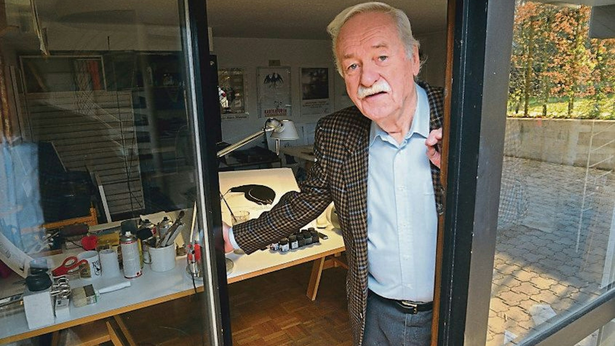 Walter Hanel in seinem Atelier in seiner Bergisch Gladbacher Wohnung.