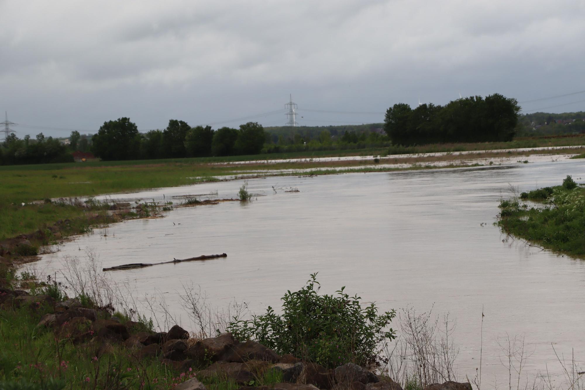 Die Erft führt wie hier bei Erftstadt-Blessem nach dem Unwetter am Donnerstagnachmittag sehr viel Wasser.