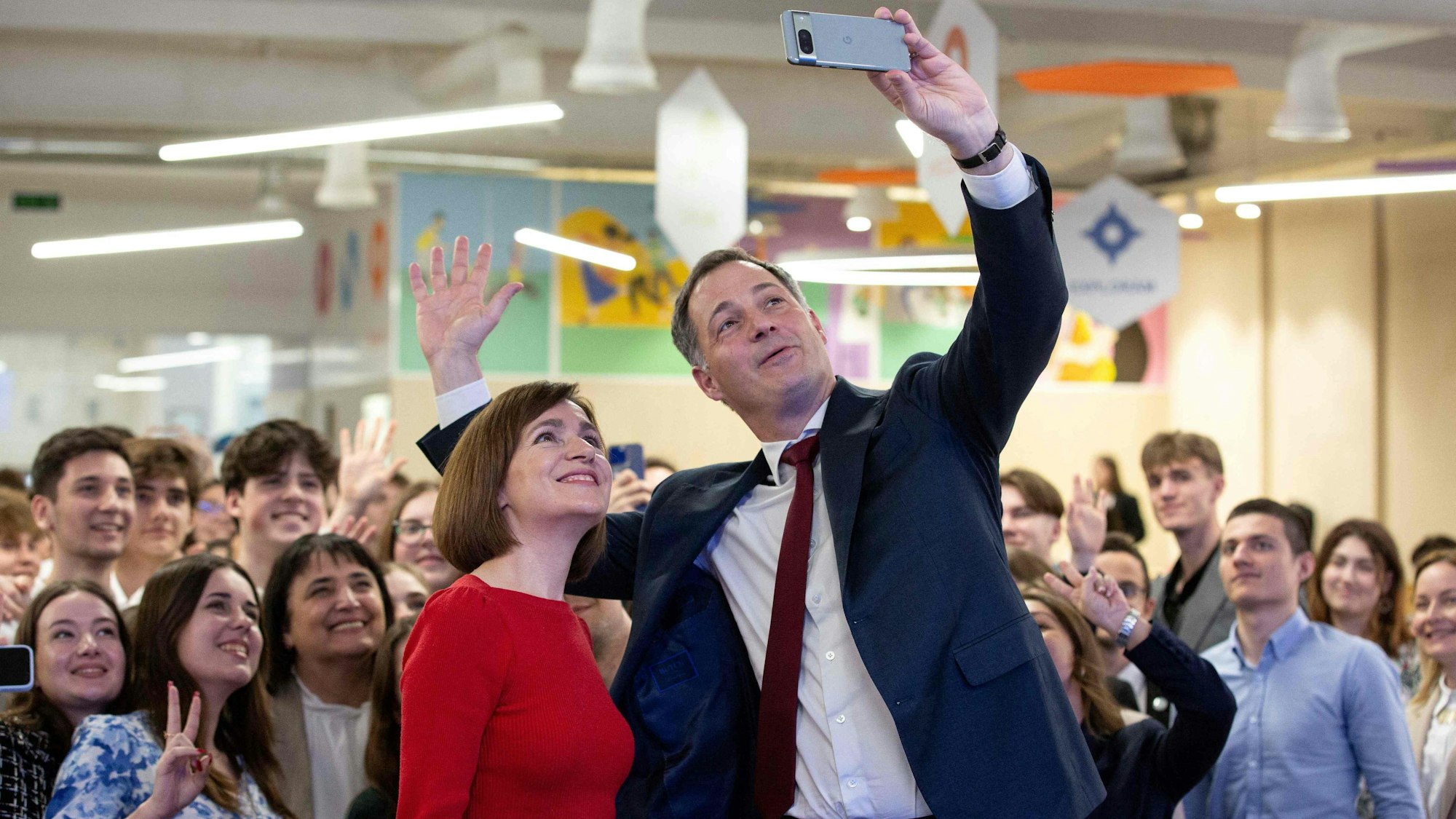 Der belgische Premierminister Alexander De Croo (r) und die moldawische Präsidentin Maia Sandu machen im April 2024 ein Selfie mit Studenten der Pädagogischen Universität „Ion Creanga“ in Chisinau.