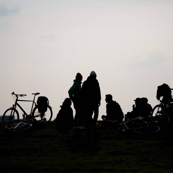 Jugendliche auf dem Tempelhofer Feld in Berlin