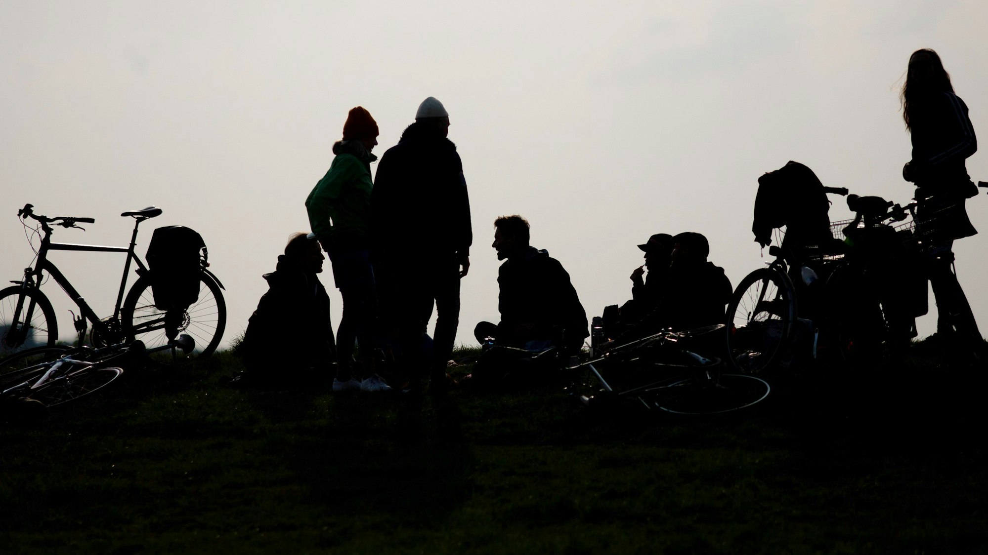 Jugendliche auf dem Tempelhofer Feld in Berlin