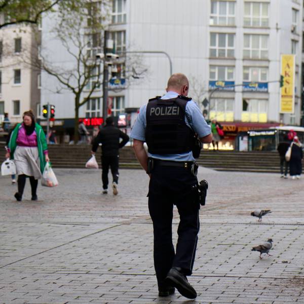 Inspektionsleiter Stefan Bauerkamp von der Polizei Köln geht über den Wiener Platz.
