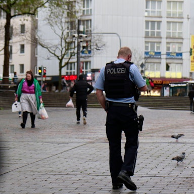 Inspektionsleiter Stefan Bauerkamp von der Polizei Köln geht über den Wiener Platz.