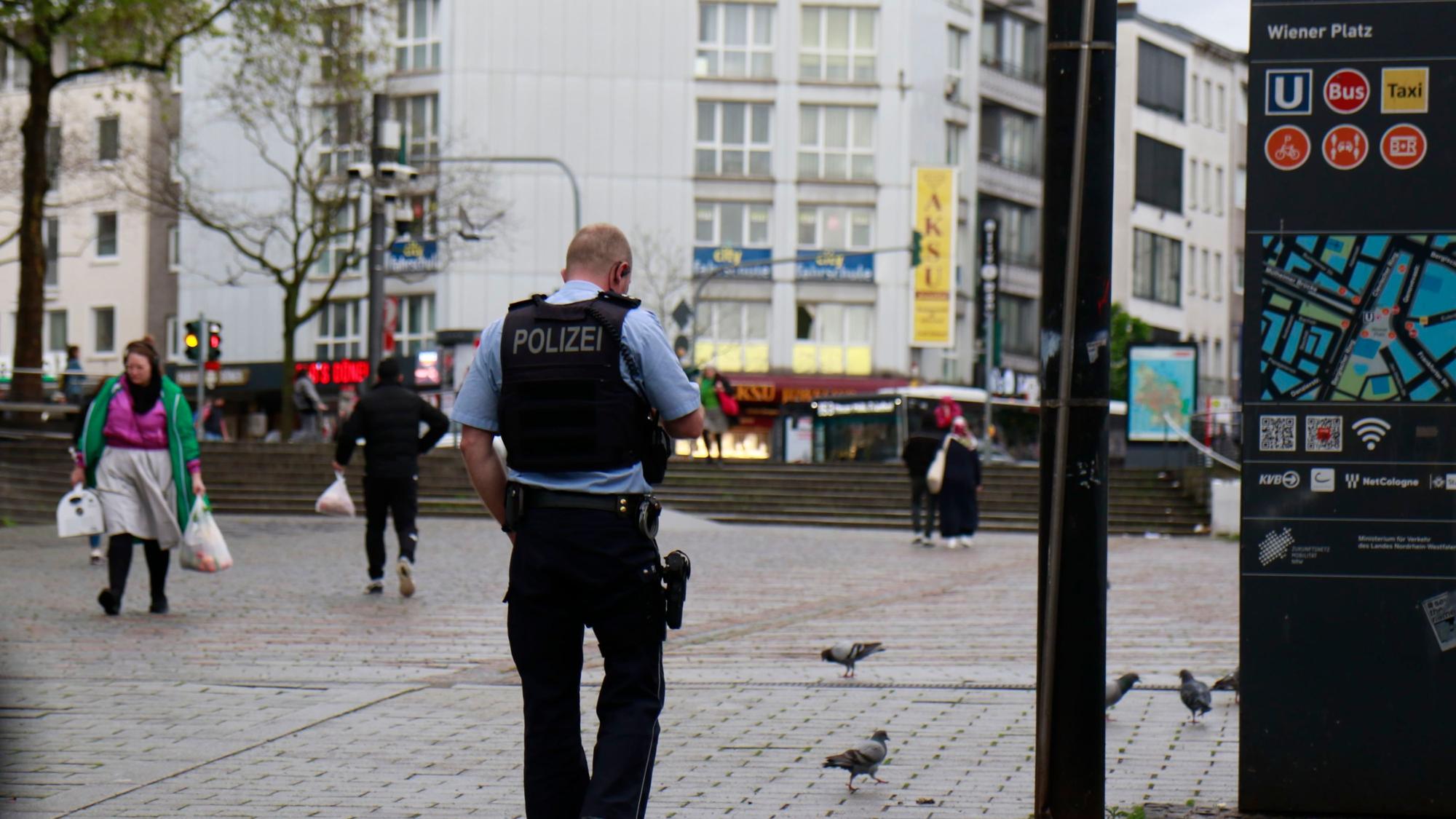Inspektionsleiter Stefan Bauerkamp von der Polizei Köln geht über den Wiener Platz.