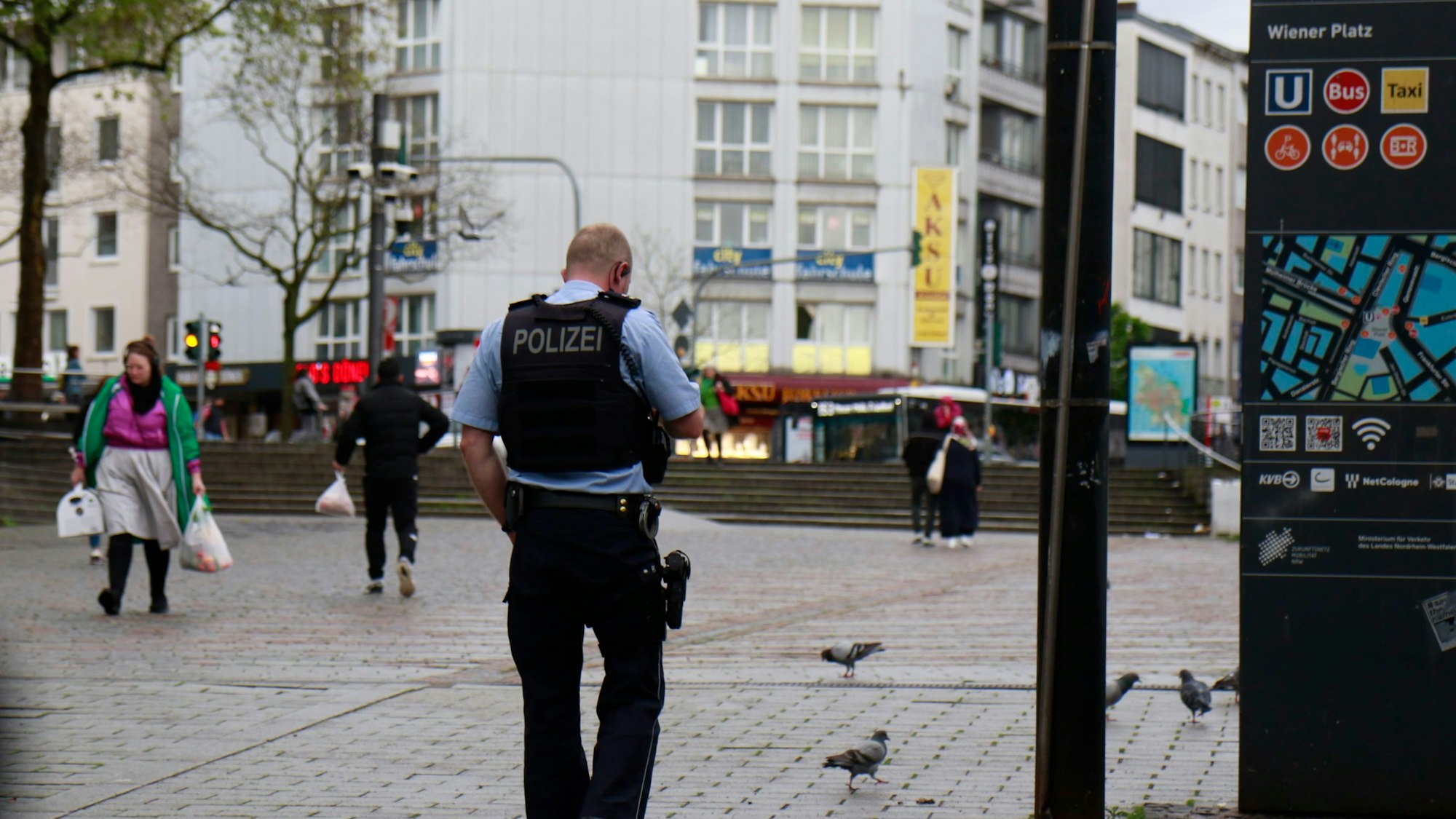 Inspektionsleiter Stefan Bauerkamp von der Polizei Köln geht über den Wiener Platz.