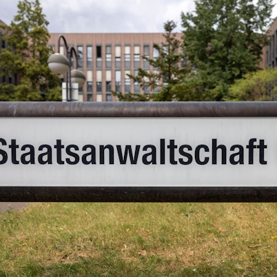 Ein Schild mit der Aufschrift: „Staatsanwaltschaft Köln“ steht vor dem Gebäude der Staatsanwaltschaft Köln.
