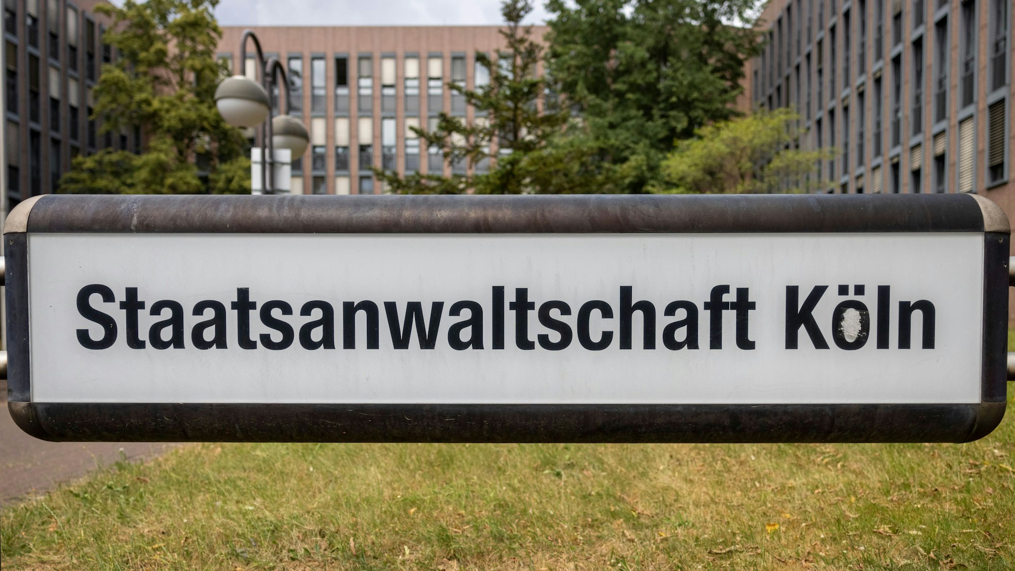 Ein Schild mit der Aufschrift: „Staatsanwaltschaft Köln“ steht vor dem Gebäude der Staatsanwaltschaft Köln.