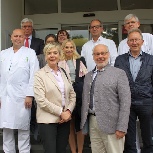 Auf dem Foto ist der Bundestagsabgeordnete Georg Kippels mit Ärzten des Krankenhauses Bedburg zu sehen.