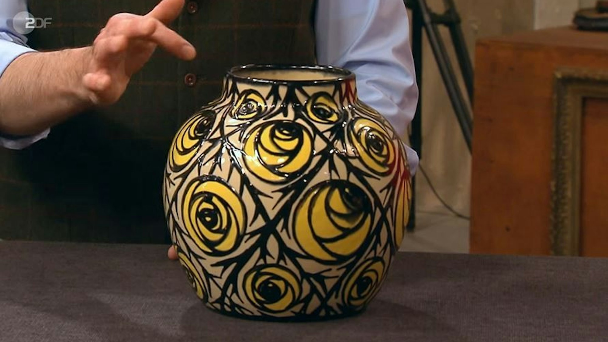 Die Vase vom Flohmarkt bei der Expertise von „Bares für Rares“.