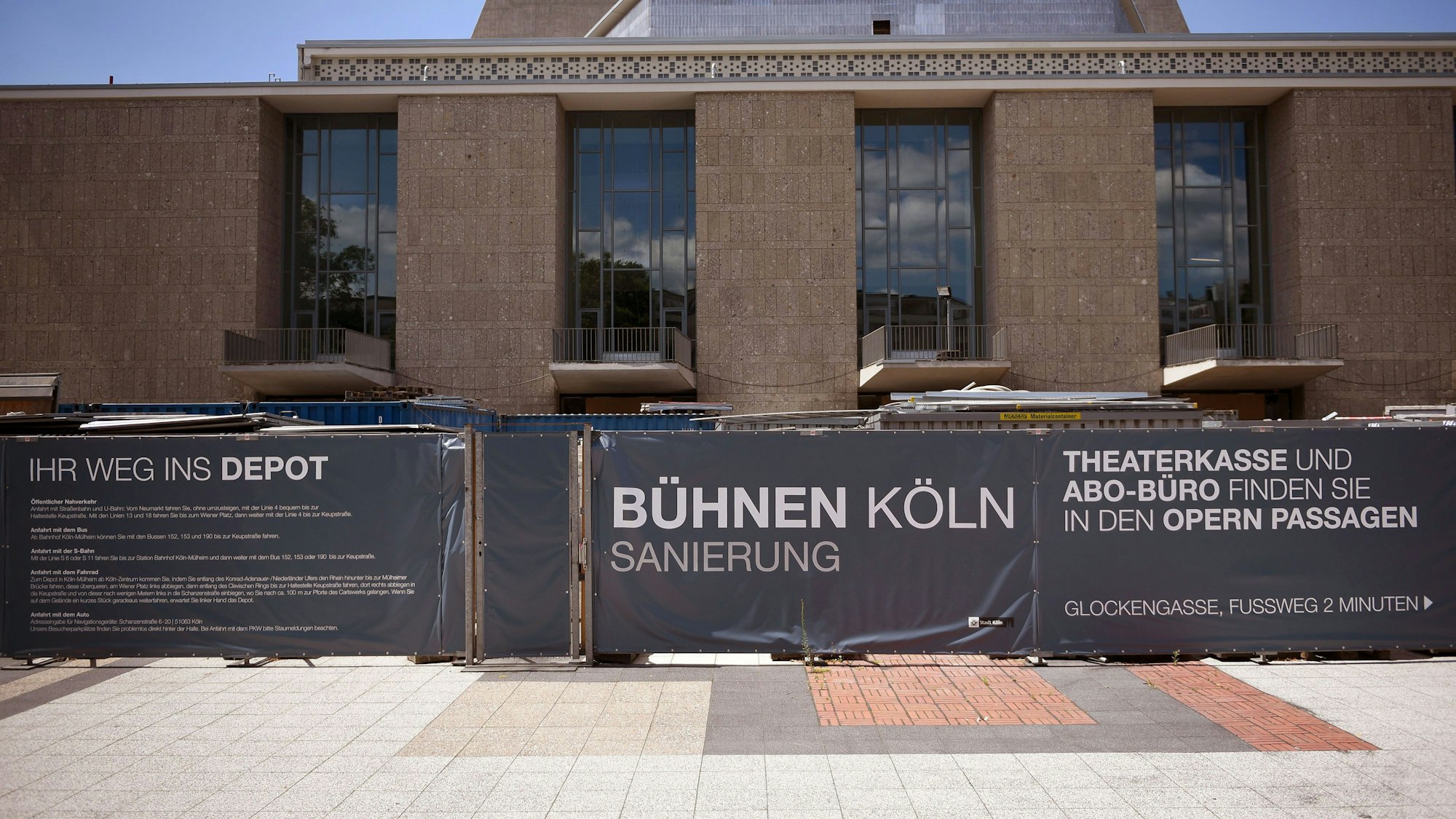 Plakate mit der Aufschrift „Bühnen Köln Sanierung“ hängen am Zaun rund um Oper und Schauspielhaus. Knapp sieben Jahre ist diese Aufnahme bereits alt, abgeschlossen ist die Sanierung immer noch nicht. (Archivbild)