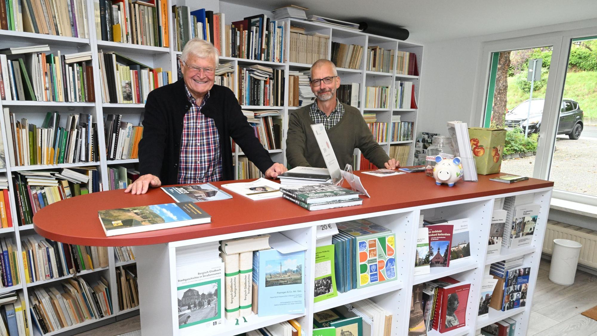 Vorsitzender Lothar Eschbach (l., mit Michael Müller) in den neuen Räumen des „Geschichte-Lokals“.